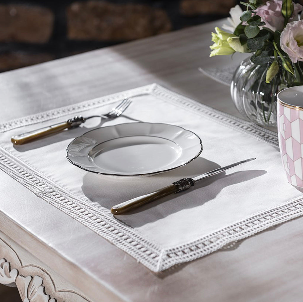 جلوريا - مكان - أبيض