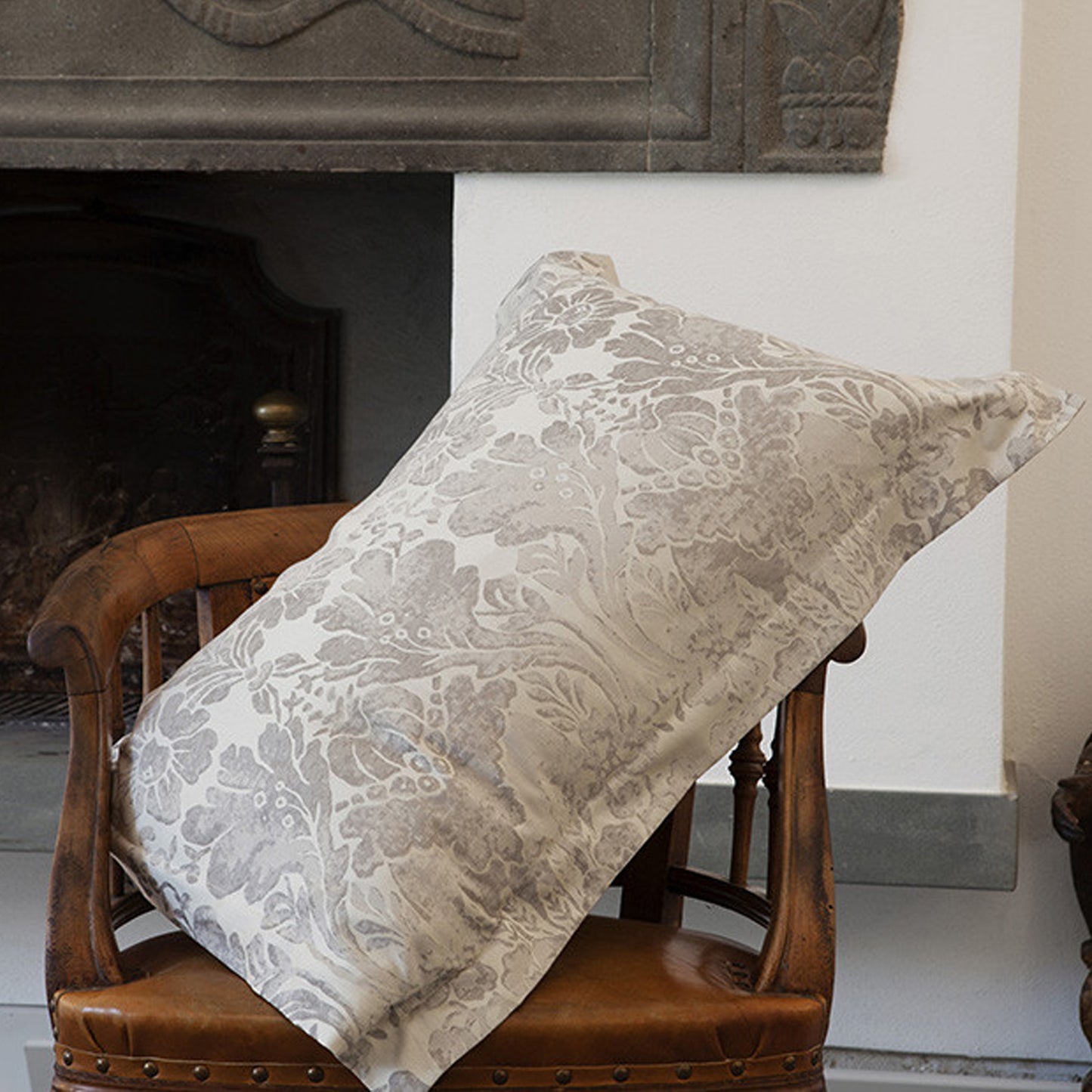 ORIENTE DECORATIVE CUSHION